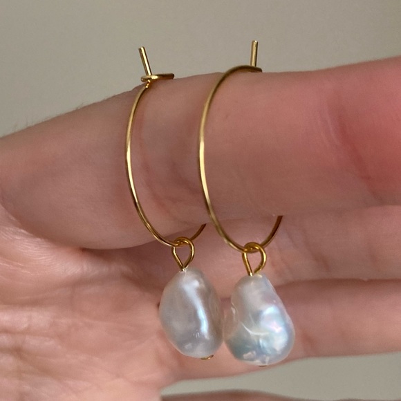 Handmade Gold pearl hoop earrings - Picture 4 of 4